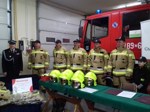 Ochotnicza Straż Pożarna w Siennie dostała kilka kompletów kombinezonów ratunkowych.