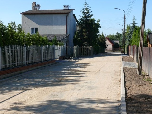 Nawierzchnia ulic Łącznej i Głuchej została wykonana z betonowej kostki.