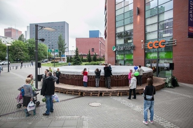 Z okazji Dnia Dziecka przed Galerią Łódzką stanął największy bęben na świecie.