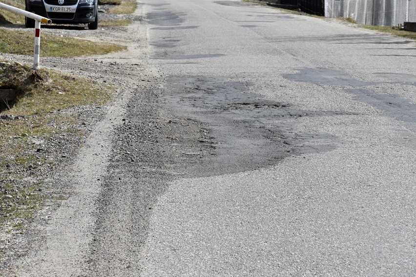 Gorlice. Lekka zima to dla dróg zabójczy czas. Będzie dużo pracy przy naprawie [ZDJĘCIA]