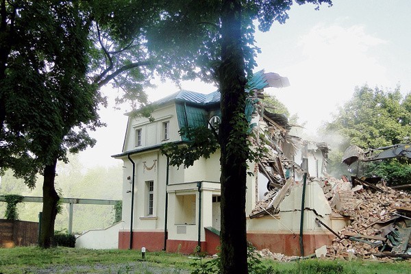 Leszek Świątczak robił te zdjęcia  po godz. 18 - to jedna z ostatnich  fotografii, na której widać jeszcze  fragment zabytkowej willi.