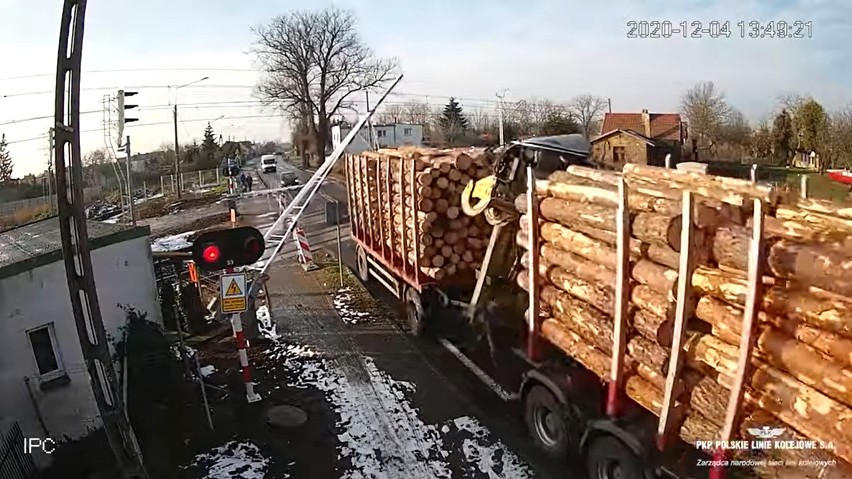 Groźna sytuacja miała miejsce na przejeździe kolejowym w...