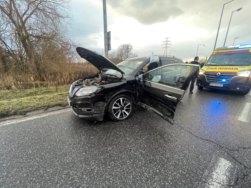 Na obwodnicy Opola zderzyły się trzy osobówki, 42-latek wjechał na skrzyżowanie na czerwonym świetle