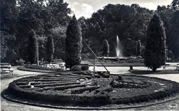 Zegar słoneczny w Ogrodzie Saskim na niemieckiej pocztówce, około 1941 roku.