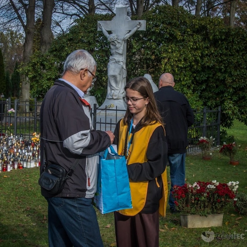 Gliwice. Kwesta na rzecz hospicjum – wolontariusze zebrali na cmentarzach ok. 250 tys. zł. Bez darowizn ośrodek przestałby istnieć