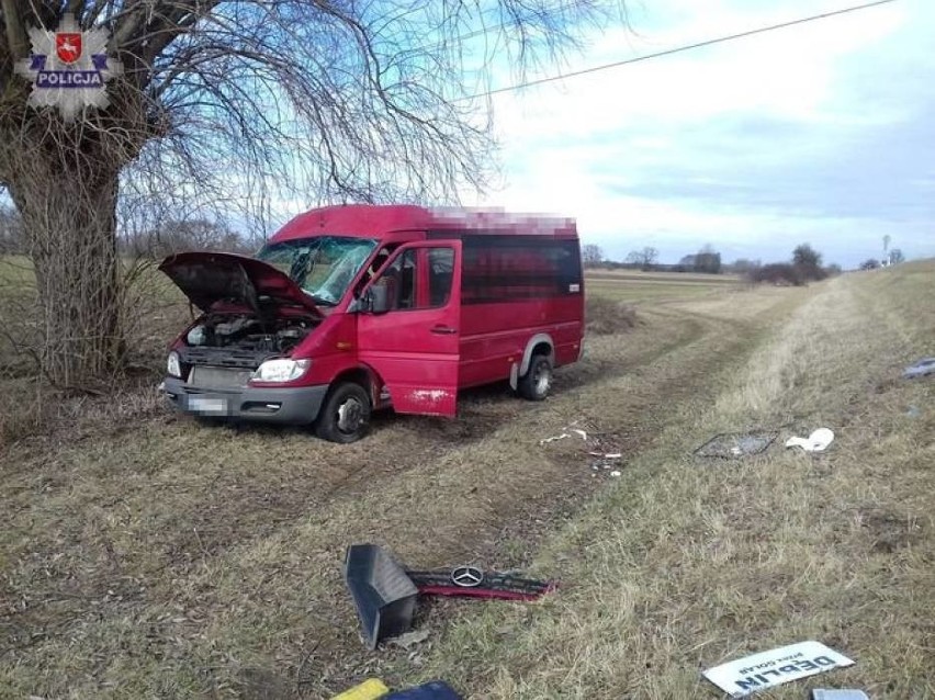 W Gołębiu bus z 13 pasażerami wypadł z drogi. Dwie osoby pozostaną w szpitalu (FOTO)