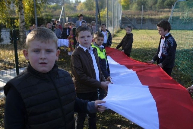 100 drzew z okazji 100-lecia odzyskania przez Polskę niepodległości posadzono przy Szkole Podstawowej w Cierpicach. Powstała specjalna Aleja Niepodległości, która w pełni uwidoczni się w kolejnych latach. Na dzisiejsze uroczystości oprócz władz gminy oraz społeczności szkolnej przybyło wielu zaproszonych gości. Uczniowie przygotowali również program artystyczny dotyczący polskiej drogi do niepodległości.Zobacz także:Wiekowi rekordziści w toruńskim ZooNowosciTorun