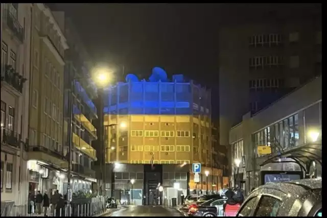 Ambasada Rosji została oświetlona barwami narodowymi Ukrainy