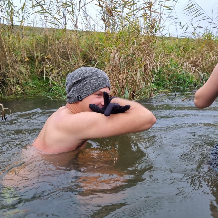 Niezwykłe odkrycie morsów z Szewc w rzece Koprzywiance. Zobacz na zdjęciach co pływa w rzece? 