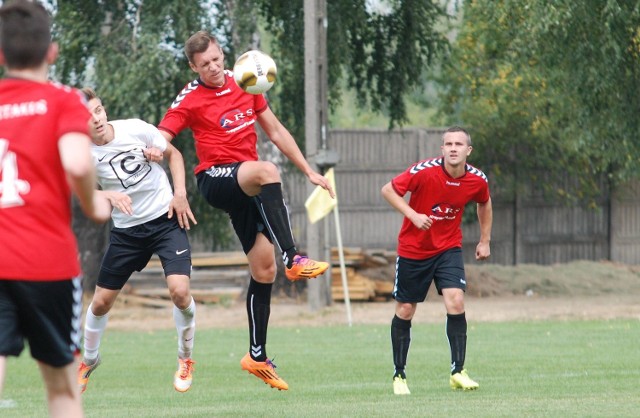 Bartosz Gębura (w środku) i jego koledzy niespodziewanie przegrali u siebie z Czarnymi 1:2.  