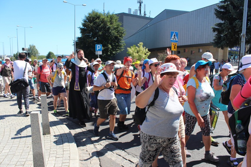 Chrzanów. Pielgrzymi w drodze na Jasną Górę. Przed nimi ostatnie 50 km  [ZDJĘCIA]