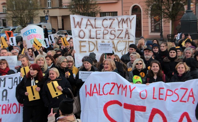 O godzinie 18-tej na grudziądzkim rynku zebrali się grudziądzanie, którym nie jest obojętny los edukacji i nauczycieli.