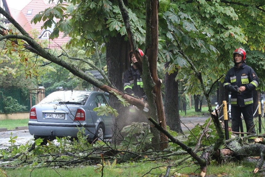 Około godziny 16 we Wrocławiu mocno padało i przeszła burza.