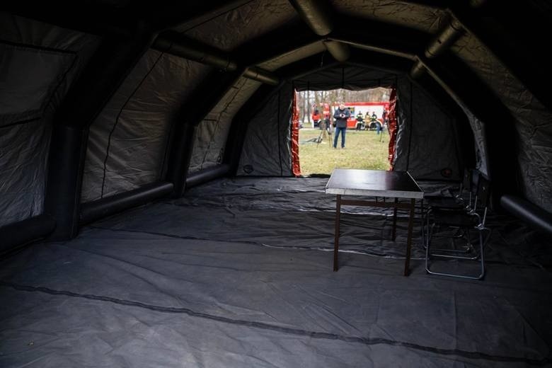 Tymczasowa izba przyjęć w Szpitalu Wojskowym w Ełku. Żołnierze Brygady Ochrony Terytorialnej postawili namioty