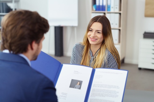 Wakacje to moment, w którym wielu uczniów i studentów podejmuje się pierwszej pracy.