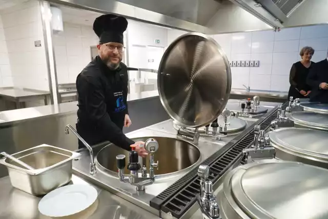 Dyrektor Szpitala Wojewódzkiego Piotr Nowicki na otwarciu nowej kuchni wcielił się w rolę kucharzaPrzejdź dalej -->