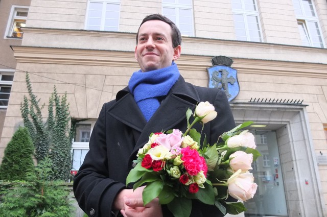 Marcin Ociepa z kwiatami dla urzędników.