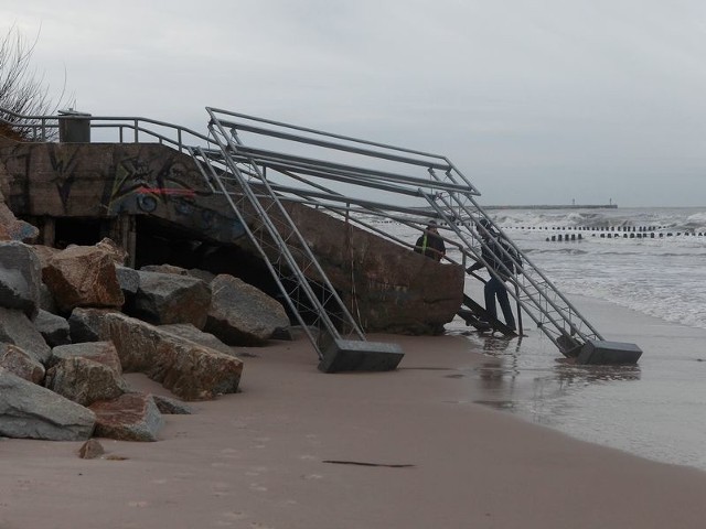 Zniszczenia na plaży w Ustce. 