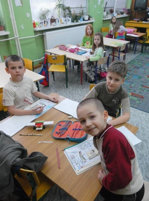 Sześciolatki w pierwszej klasie mają mieć podobne warunki jak w zerówkach - z kącikiem do nauki i wypoczynku. Na zdjęciu Aleks Łysowski, Kacper Łuczko i Miachał Piekunko z zerówki w Zespole Szkół nr 20 w Gorzowie.