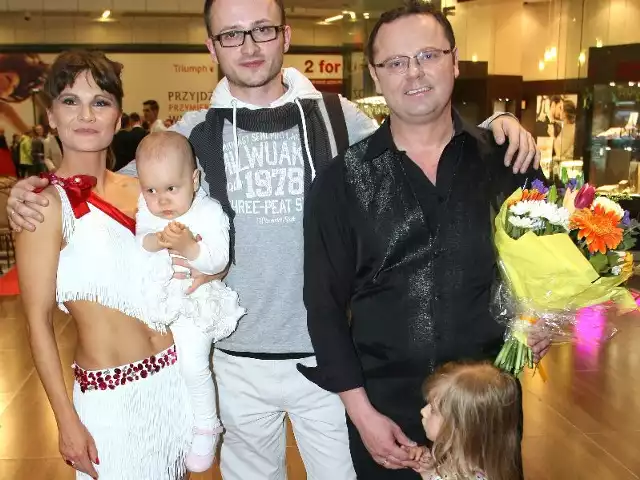 Ewelina Przywała i Andrzej Szejna ze swoimi dziećmi i juror Bartłomiej Szymczyk po zakończeniu drugiego odcinka show.