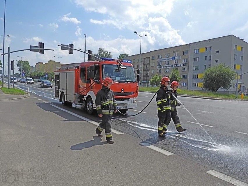 Jaworzno: strażacy zmywali plamę oleju z ulicy Grunwaldzkiej ZDJĘCIA