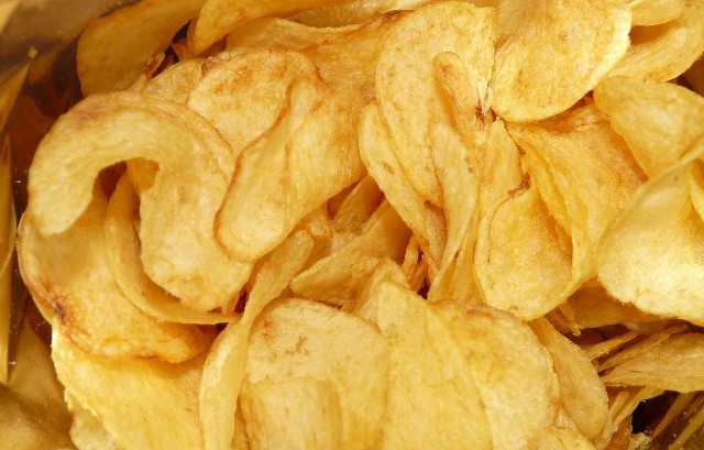 Policjanci z Chodzieży złapali amatora chrupiącego smakołyku, który ukradł całą przyczepę chipsów.