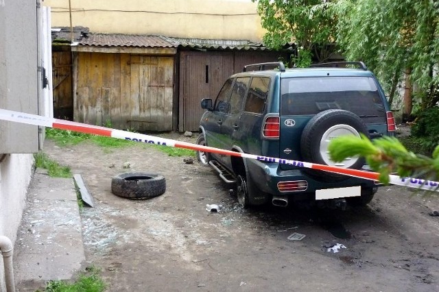 Ładunek wybuchł pod zaparkowanym na podwórku nissanem terrano. Eksplozja nie była duża, o czym świadczą zniszczenia samochodu.