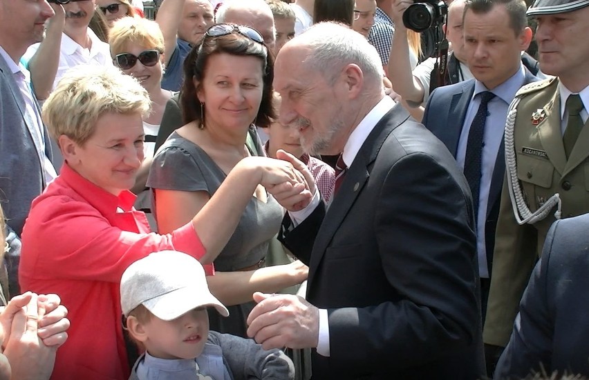 Macierewicz w Białymstoku. Jedni witali z uśmiechem, inni z transparentami (zdjęcia, wideo)