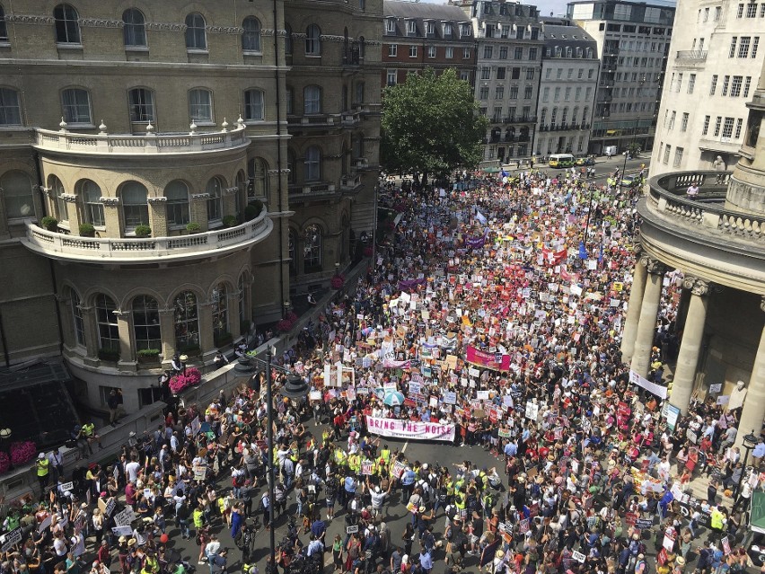 Donald Trump w Londynie. Herbatka u królowej i protesty [ZDJĘCIA]