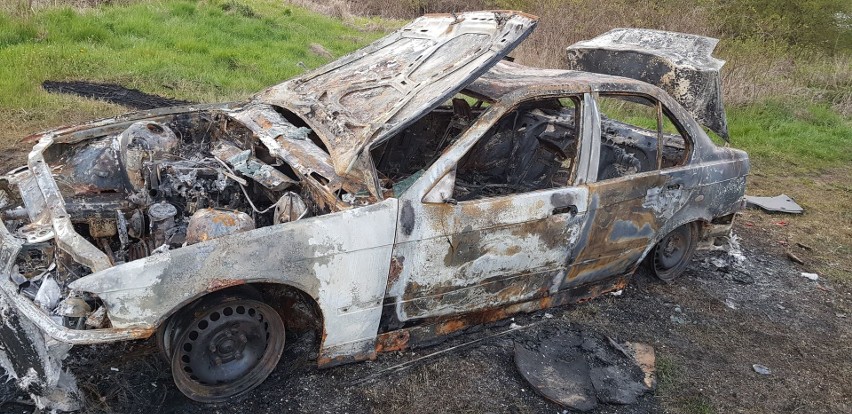 Dwa samochody porzucone i podpalone. Co się dzieje pod Kielcami? [ZDJĘCIA, WIDEO]