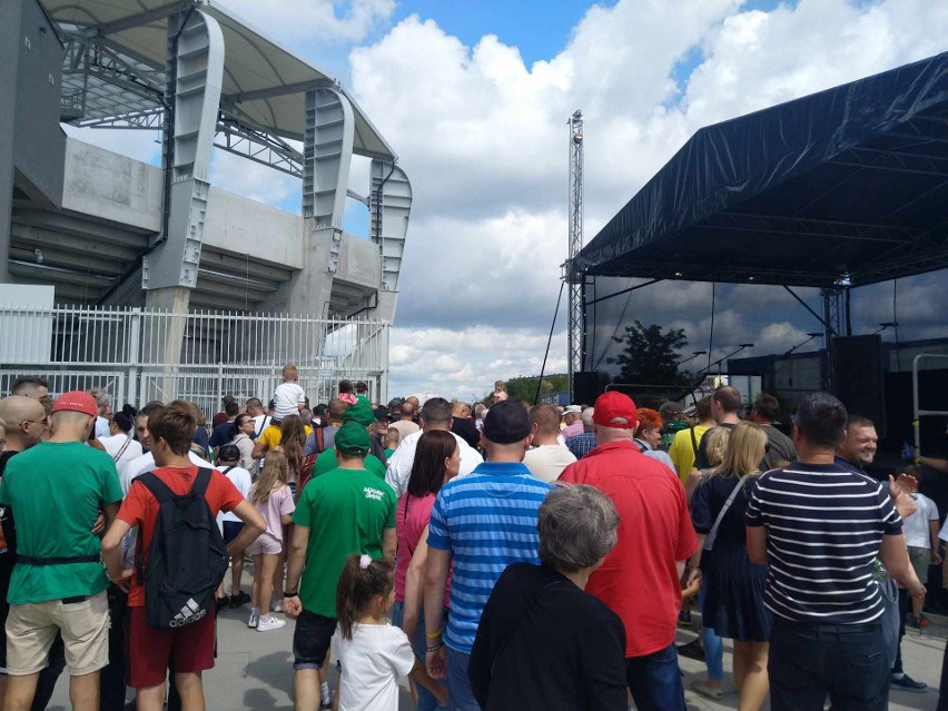 Otwarcie i zwiedzanie nowego stadionu Radomiaka. Tłumy ludzi i wielkie oburzenie. Totalny bałagan. Zobaczcie zdjęcia
