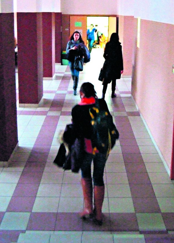 Na zajęcia do auli w budynku Instytutu Psychologii przy ul. Smugowej przychodzą razem studenci studiów dziennych i wieczorowych.