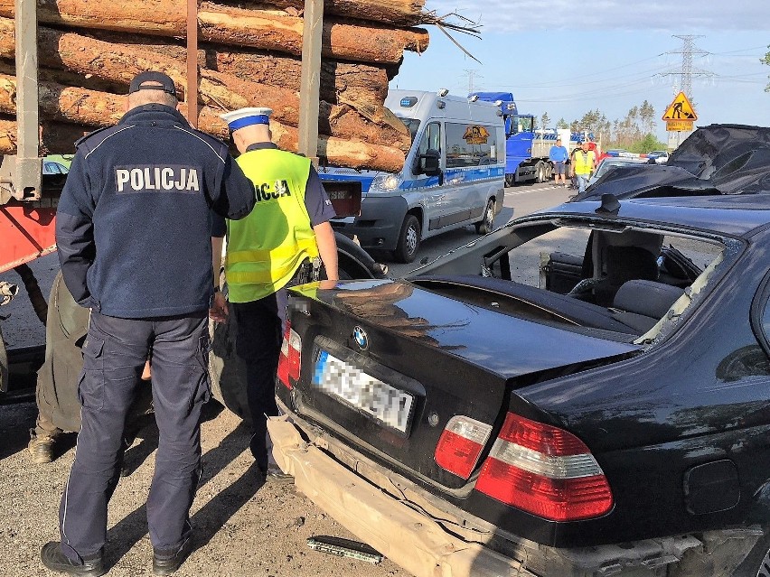 Śmiertelny wypadek w Wygodzie koło Nakli pod Bytowem 10.05.2018. Zderzyły się samochód osobowy z ciężarowym. Nie żyje 24-latek [zdjęcia]