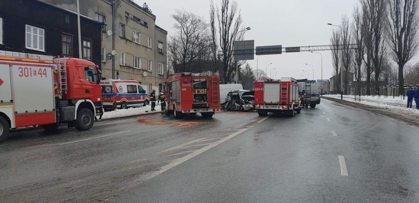 Śmiertelny wypadek na Wojska Polskiego przy Strykowskiej. Zderzenie osobówki z samochodem dostawczym