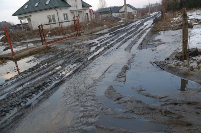 - Dojazdu odmawia tu każdy - od listonosza po kierowcę wozu asenizacyjnego - skarży się Internautka Monika.