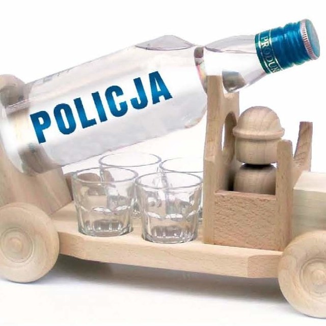 Podczas przesłuchania policjant nie przyznał się do zarzutu prowadzenia samochodu pod wpływem alkoholu.