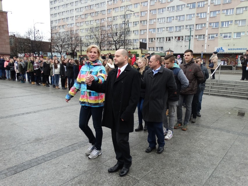 Polonez na rynku w Rudzie Śląskiej [ZDJĘCIA + WIDEO] Maturzyści zatańczyli przed studniówką