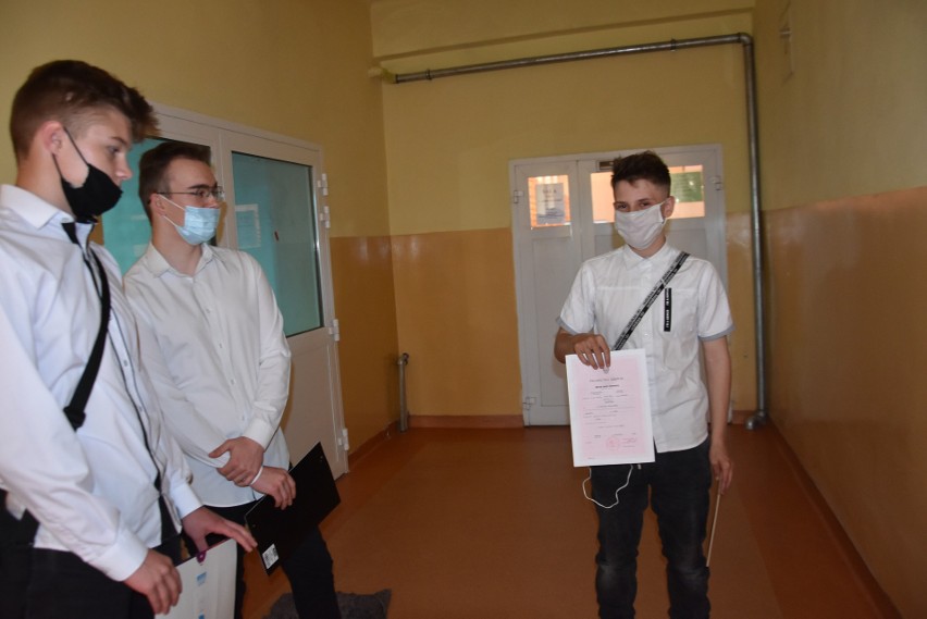 Rozdanie świadectw w czasie pandemii w Myszkowie w ZS nr 1