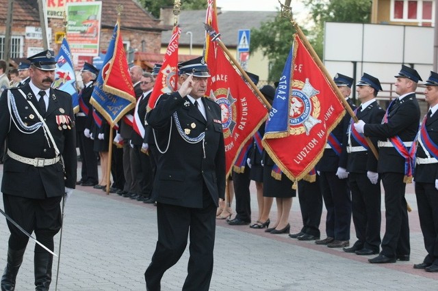 Strażaków w pięknych, galowych mundurach przywitał Mirosław Pawlak, prezes świętokrzyskiego Związku Ochotniczych Straży Pożarnych.