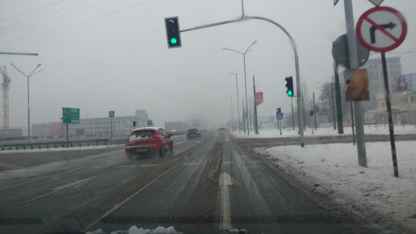 Atak zimy na Śląsku: Na drogach biało i ciągle sypie. IMGW wydało ostrzeżenie