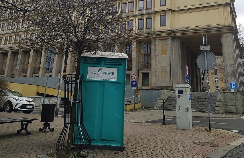 Przenośne toalety rozstawione w centrum Katowic....