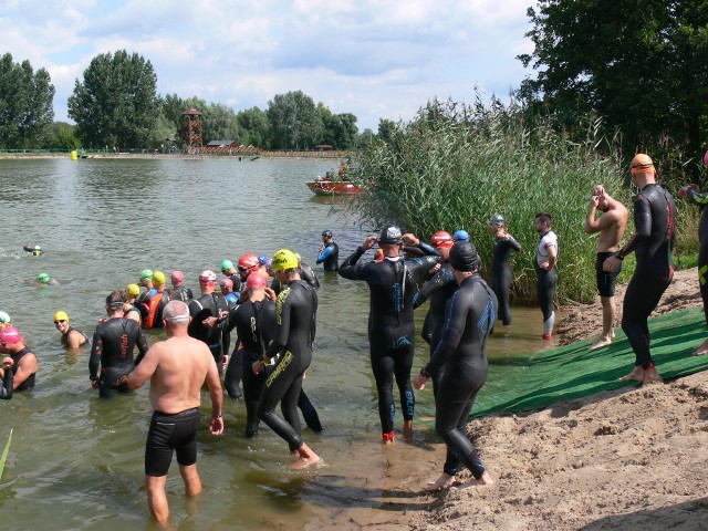 Ponad 100 zawodnik&oacute;w z całej Polski wzięło udział w XII Triathlonie Ziemi Sandomierskiej, kt&oacute;ry wystartował w sobotnie południe znad zalewu Koprzywnicy. Zawodnicy pokonali trasę z Koprzywnicy do Sandomierza - wpław, na rowerach i biegiem.