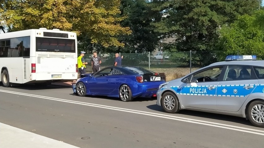 Sportowa toyota zderzyła się z autobusem....