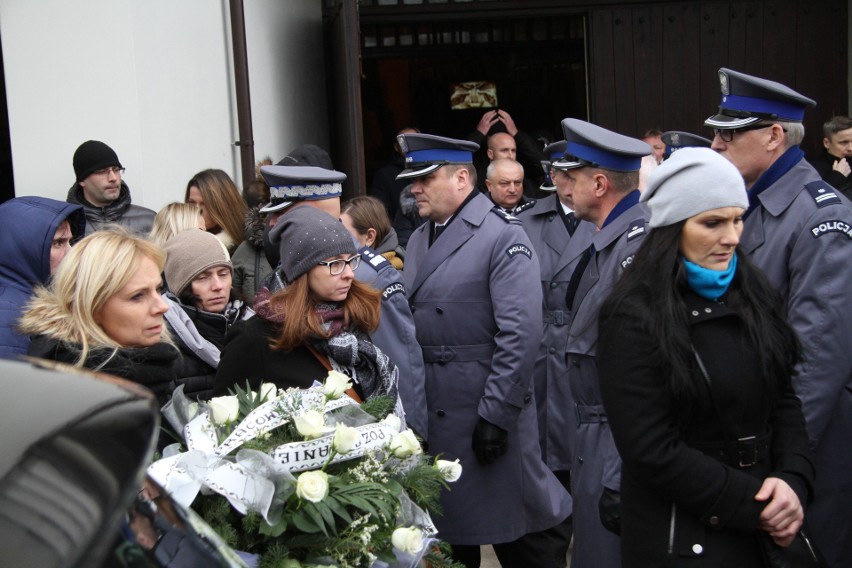 Ostatnie pożegnanie aspiranta Krzysztofa Węglińskiego z Tarnobrzega - policjanta, który zginął w wypadku jadąc na służbę  [ZDJĘCIA]