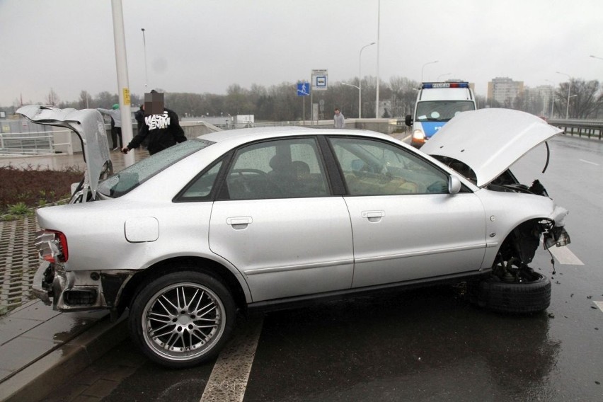 Wrocław: Wypadek na Lotniczej w pobliżu stadionu. Auto uderzyło w bariery (ZDJĘCIA)