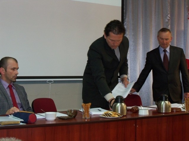 Mina Mariusza Pieszkały (z lewej) mówi wszystko. Z wyboru Romana Chmielewskiego (w środku) na przewodniczącego rady nie jest zadowolony.