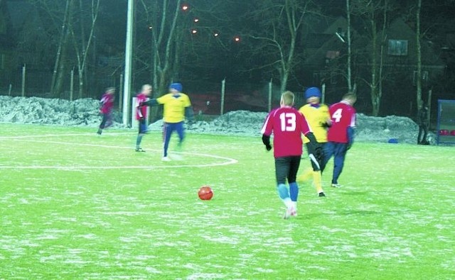 Tur Bielsk Podlaski (żółte koszulki) nie był wymagającym rywalem dla zespołu Sokoła