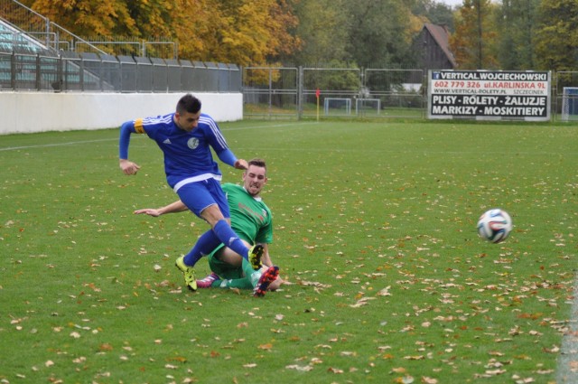 Jesienny mecz MKP (niebieskie koszulki) Osadnikiem także zakończył się przegraną 0:1