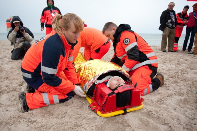 Czwarte manewry ratownicze odbyły się w poniedziałek na plaży w Darłówku. Ratownicy mierzyli się z sytuacjami do jakich dochodzi nad wodą.