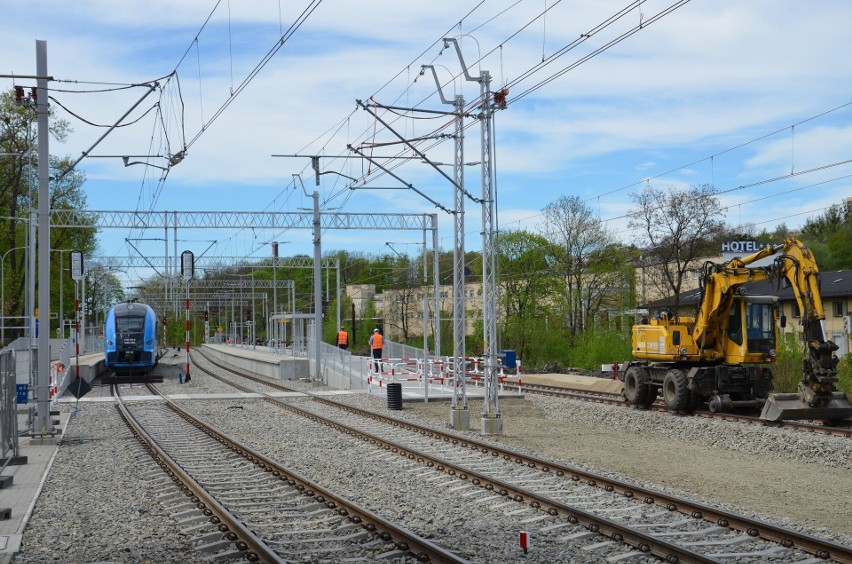 Stacja PKP Cieszyn dostępniejsza dla podróżnych, postępują także prace na liniach